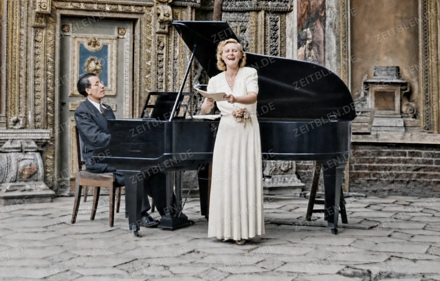 Sängerin und Pianist beim Kammerkonzert im Grottenhof der Münchner Residenz, 28. August 19