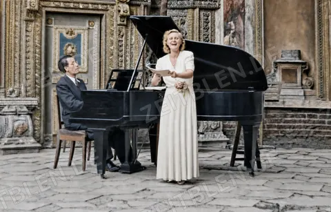 Sängerin und Pianist beim Kammerkonzert im Grottenhof der Münchner Residenz, 28. August 1945