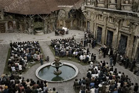Seitlicher Überblick über Publikum und Bühne im Grottenhof, 28. August 1945