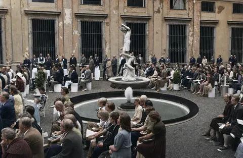 Konzertpublikum am Brunnen des Grottenhofs der Münchner Residenz, 28. August 1945