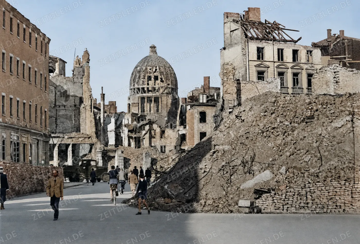 Trümmerstraße beim Bayerischen Wirtschaftsministerium nahe dem Hauptbahnhof, 19. September