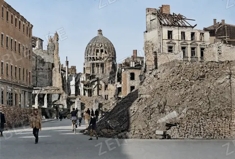Trümmerstraße beim Bayerischen Wirtschaftsministerium nahe dem Hauptbahnhof, 19. September 1945