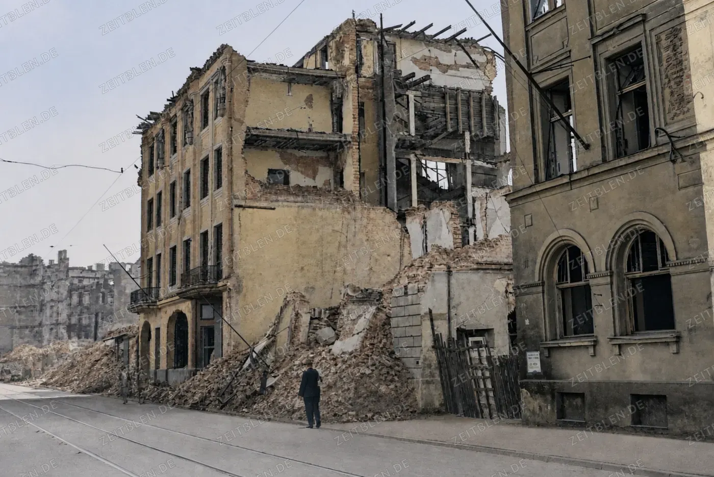 Zerstörtes Wohn- oder Geschäftshaus in einem Münchner Trümmerfeld, 17. September 1945
