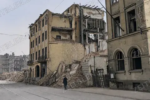 Zerstörtes Wohn- oder Geschäftshaus in einem Münchner Trümmerfeld, 17. September 1945