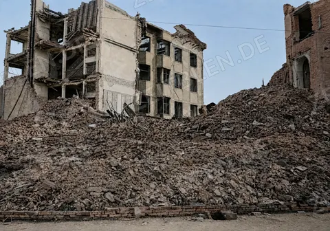 Großes Trümmerfeld vor beschädigten Münchner Fassaden, 17. September 1945