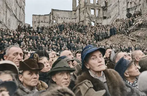 Menschenmenge auf dem Marienplatz bei der Wiedereinweihung der Mariensäule, 8. November 1945