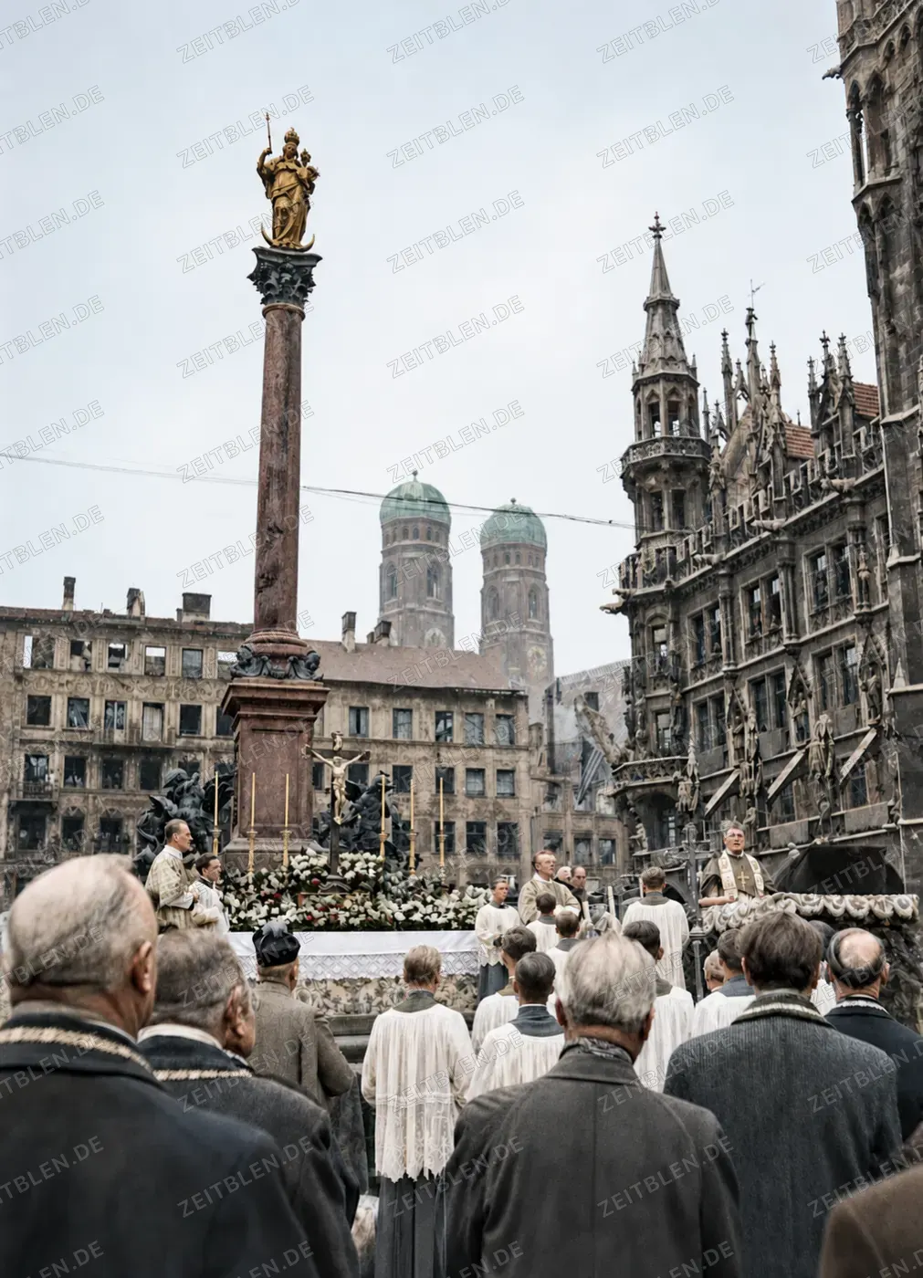 Weite Ansicht der Mariensäule bei der Wiedereinweihung auf dem Marienplatz, 8. November 19