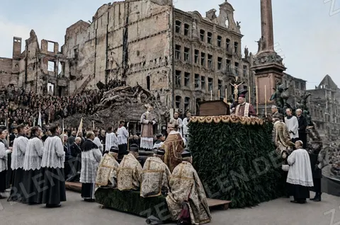 Duplikatansicht der Geistlichen bei der Mariensäulen-Weihe, 8. November 1945