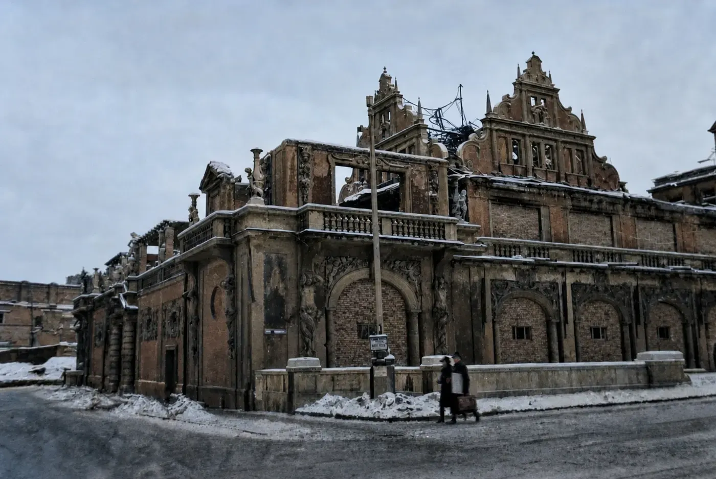 Kriegsbeschädigtes Künstlerhaus am Lenbachplatz in München