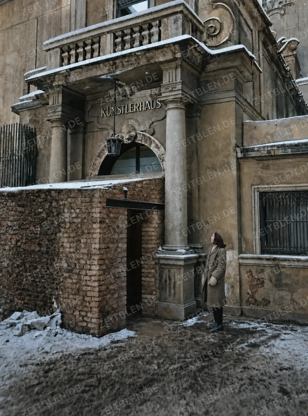 Beschädigtes Portal des Münchner Künstlerhauses