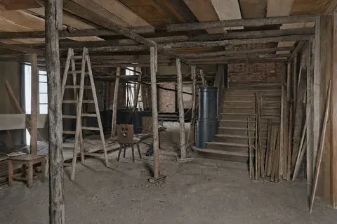 Baumaterial im beschädigten Münchner Künstlerhaus