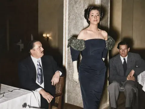 Lanvin-Modell in schulterfreiem Kleid im Bayerischen Hof