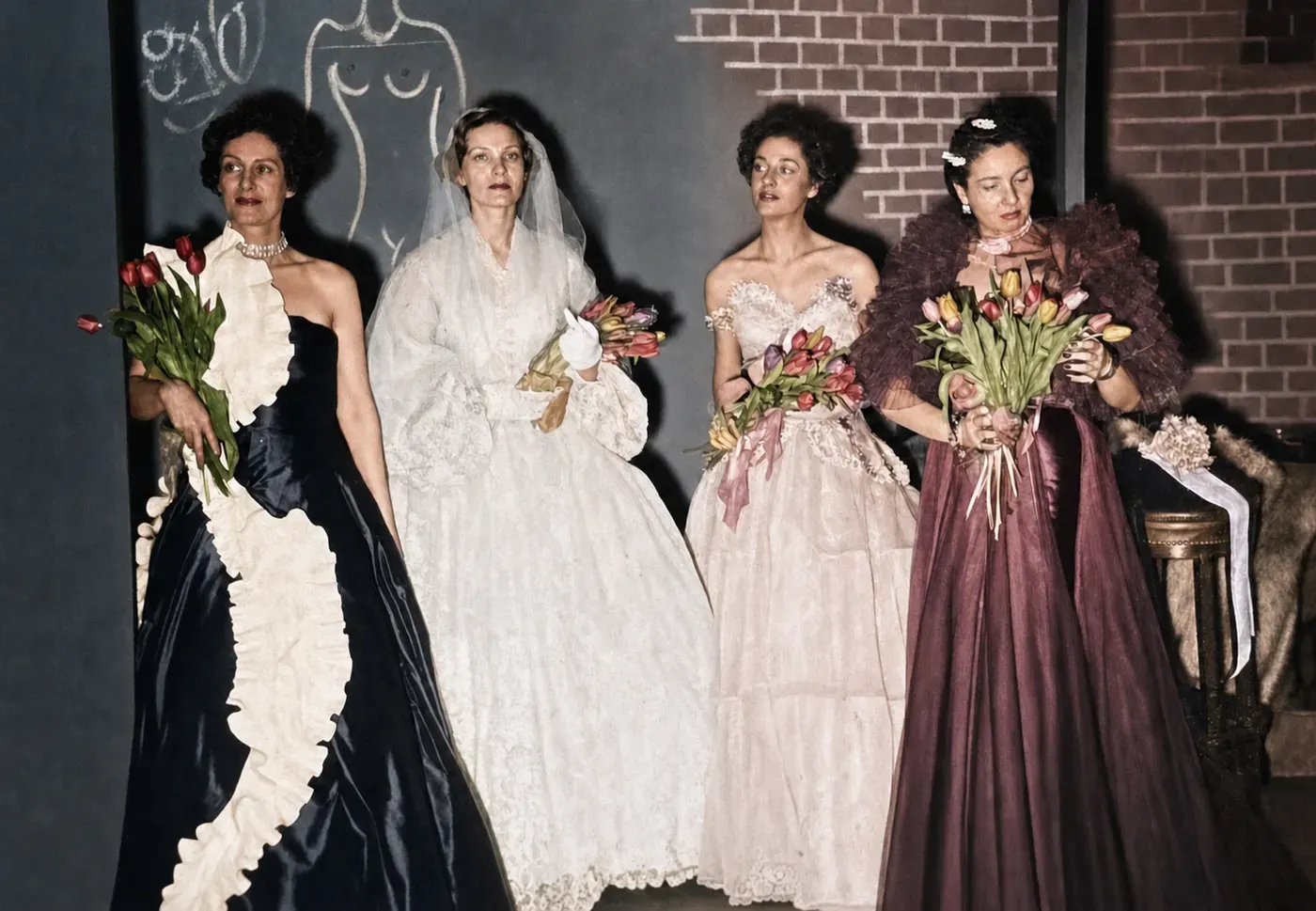 Lanvin-Mannequins mit Blumen im Bayerischen Hof