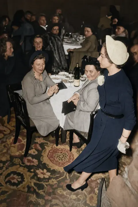 Lanvin-Mannequin vor Publikum im Bayerischen Hof