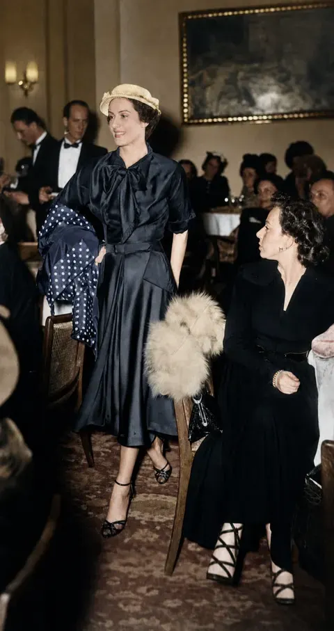 Lanvin-Mannequin mit Schleifenbluse im Bayerischen Hof