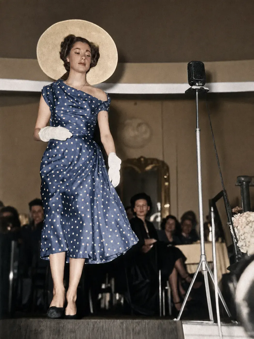 Lanvin-Modell im gepunkteten Kleid auf dem Laufsteg