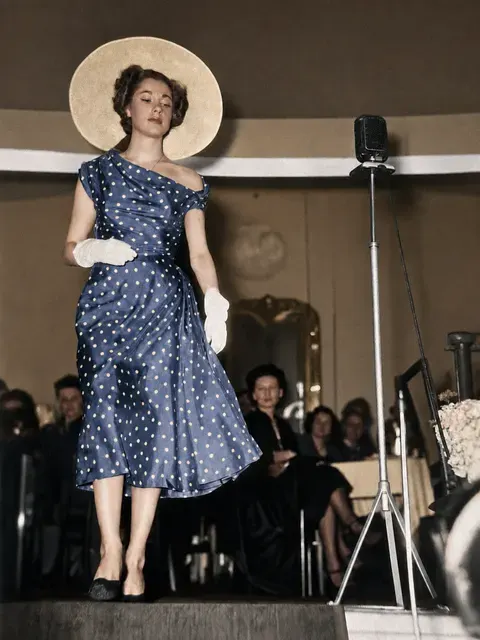Lanvin-Modell im gepunkteten Kleid auf dem Laufsteg