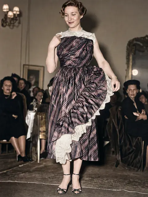 Lanvin-Karokleid mit Spitzenbesatz im Bayerischen Hof