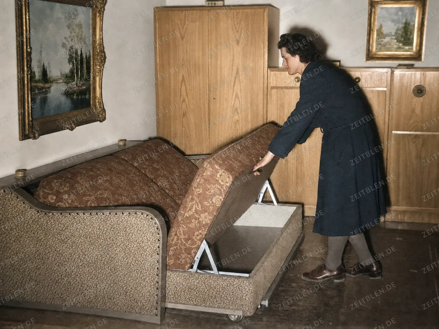 Vorführung der Ausziehmechanik eines Schlafsofas
