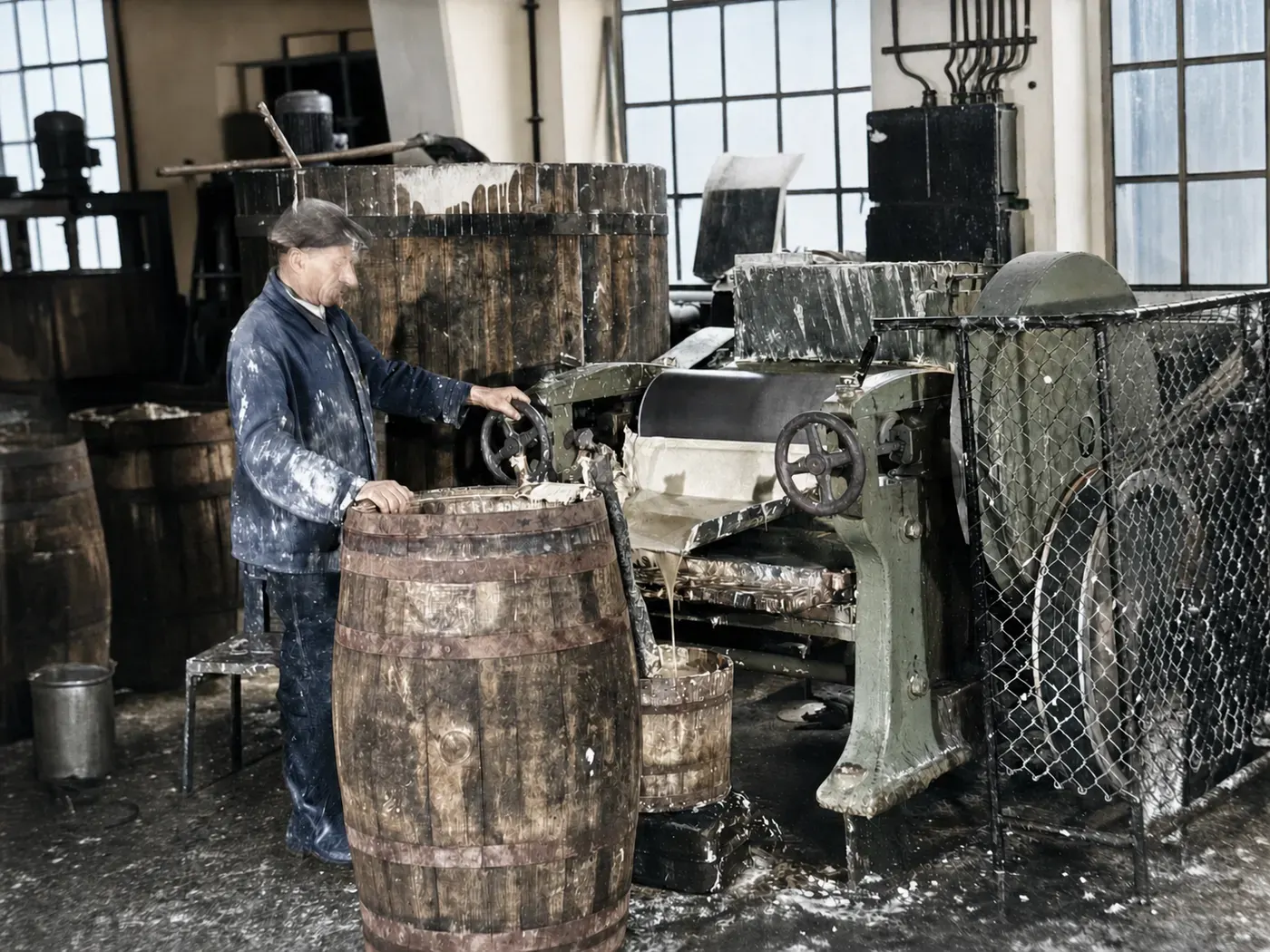 Arbeiter an einer Produktionsanlage bei Rudolf & Co.