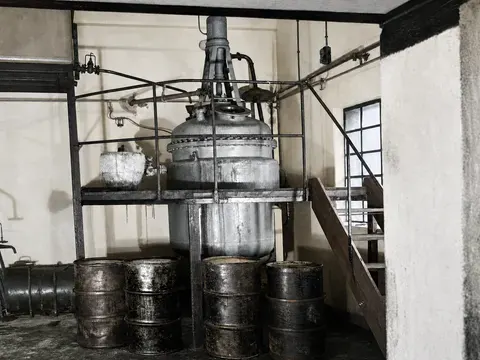 Mischanlage und Chemikalienfässer bei Rudolf & Co.