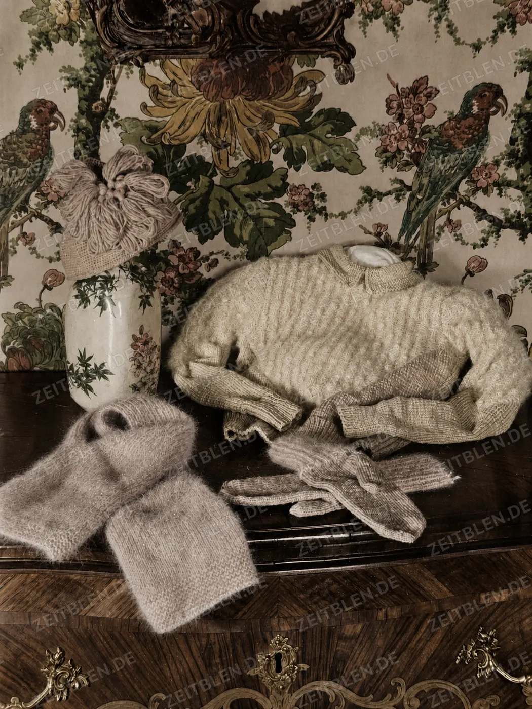 Gestrickte Wintermode als Weihnachtsarrangement, Berlin 1938