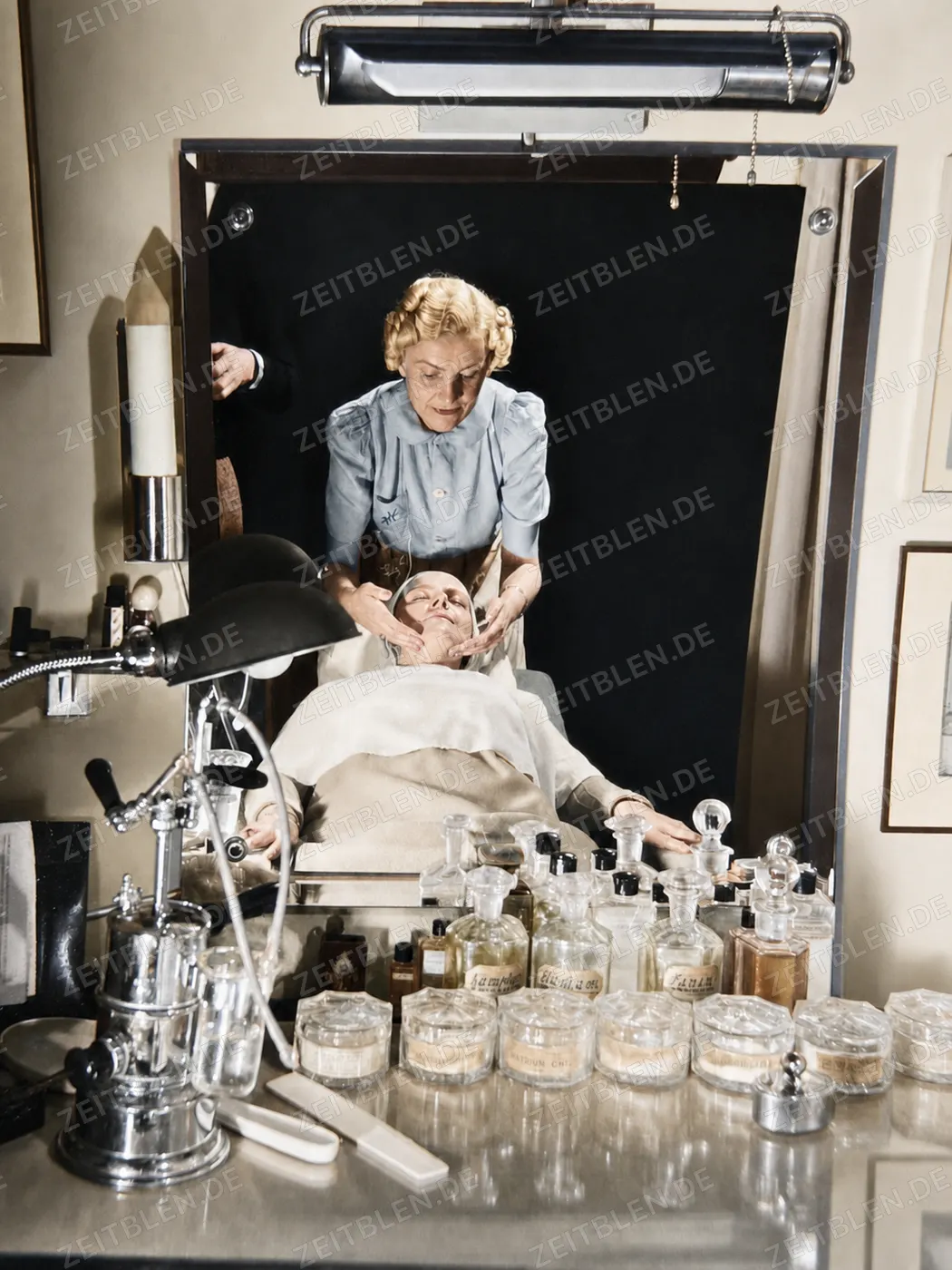 Gesichtsbehandlung in einem Berliner Kosmetikinstitut, Dezember 1938