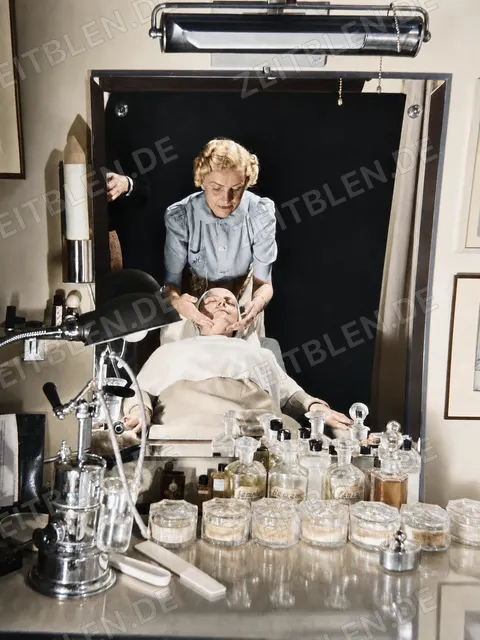 Gesichtsbehandlung in einem Berliner Kosmetikinstitut, Dezember 1938