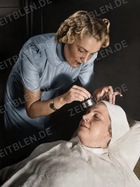 Kosmetische Stirnbehandlung in Berlin, Dezember 1938