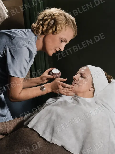 Auftragen von Gesichtscreme im Kosmetikinstitut, Berlin 1938
