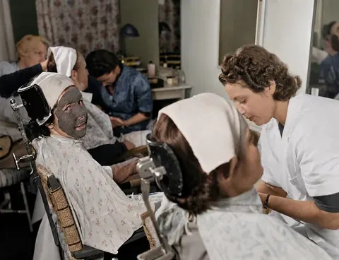Apparative Gesichtsbehandlung im Berliner Kosmetikinstitut, 1938
