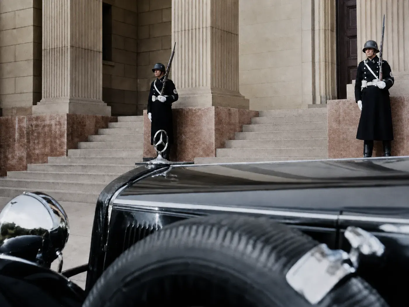 Mercedes- Automobil und SS-Ehrenwachen vor dem Portal der Reichskanzlei in Berlin.