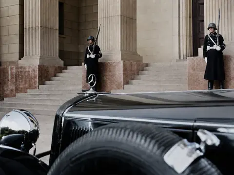 Mercedes- Automobil und SS-Ehrenwachen vor dem Portal der Reichskanzlei in Berlin.