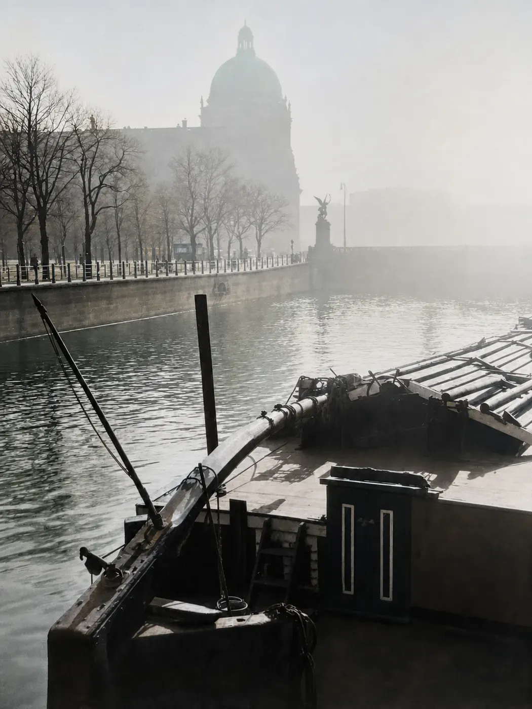 Lastkahn auf der Spree mit Blick zum Berliner Dom, 1938