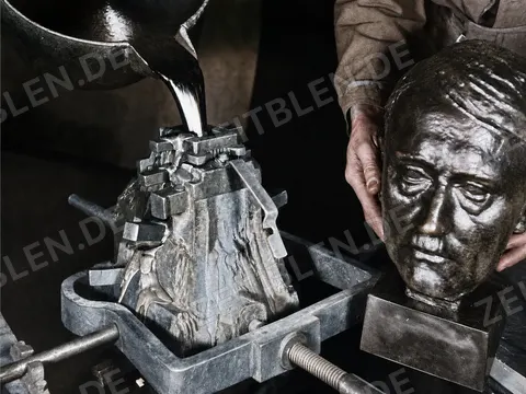 Kontrolle eines Hitler-Büstenkopfs an der Gussform, Berlin 1938