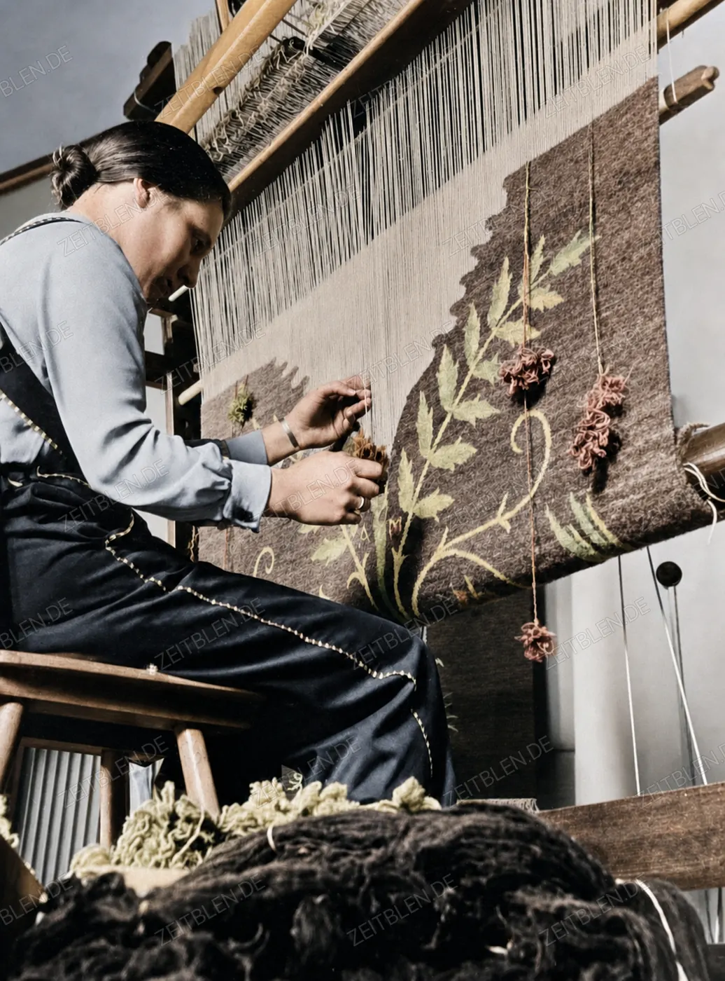 Bildweberin bei der Arbeit am Blütenmuster, 1937