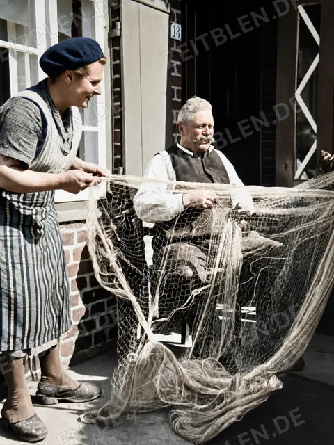 Fischerpaar richtet ein Netz an der Ostsee, 1937