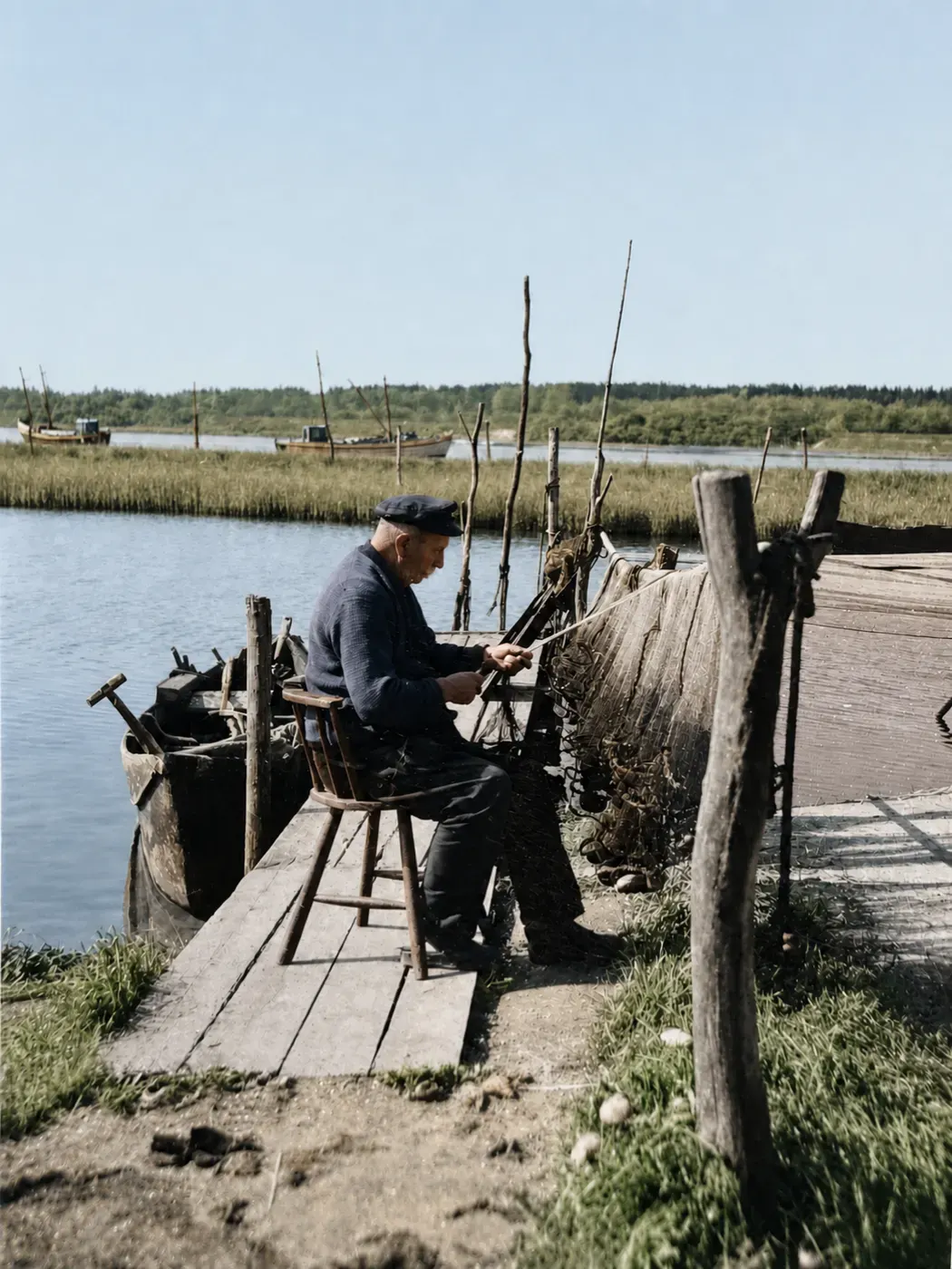 Fischer richtet sein Netz am Ostseeufer, 1937