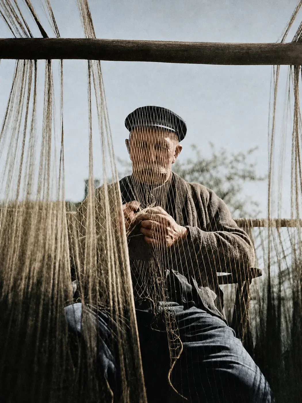 Fischer repariert ein Netz, Ostsee 1937