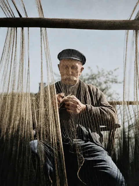 Fischer repariert ein Netz, Ostsee 1937