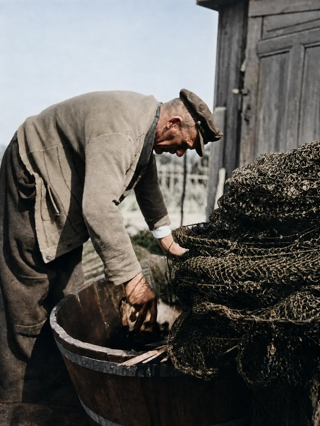 Fischer ordnet seine Netze, Ostsee 1937