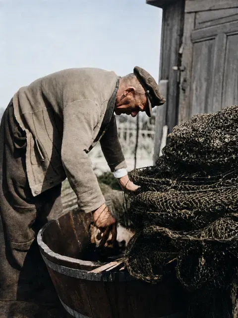 Fischer ordnet seine Netze, Ostsee 1937
