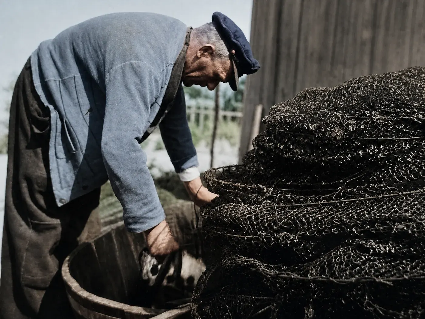 Fischer prüft ein schweres Netz, Ostsee 1937