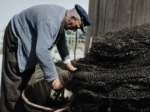 Fischer prüft ein schweres Netz, Ostsee 1937