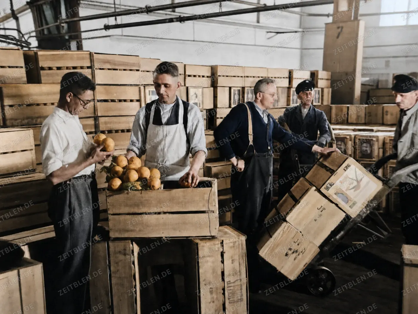 Sortieren exotischer Importfrüchte in Berlin, 1938