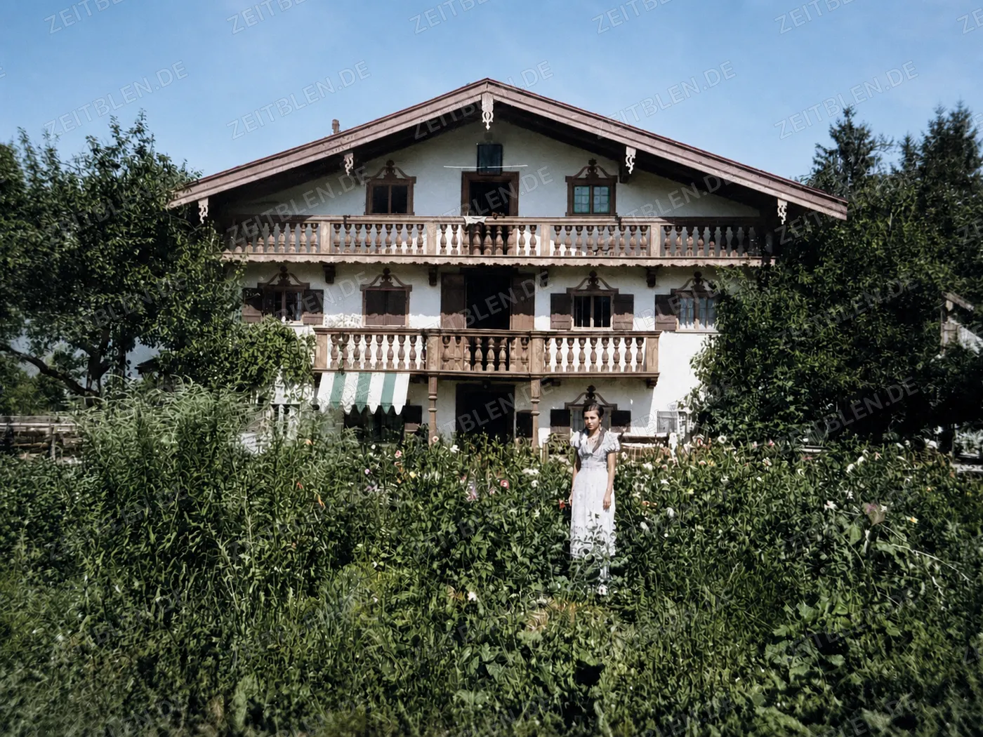 Bauernhaus mit Frau im Garten, 1937
