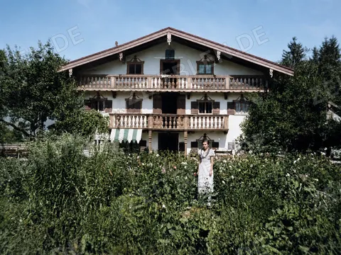 Bauernhaus mit Frau im Garten, 1937