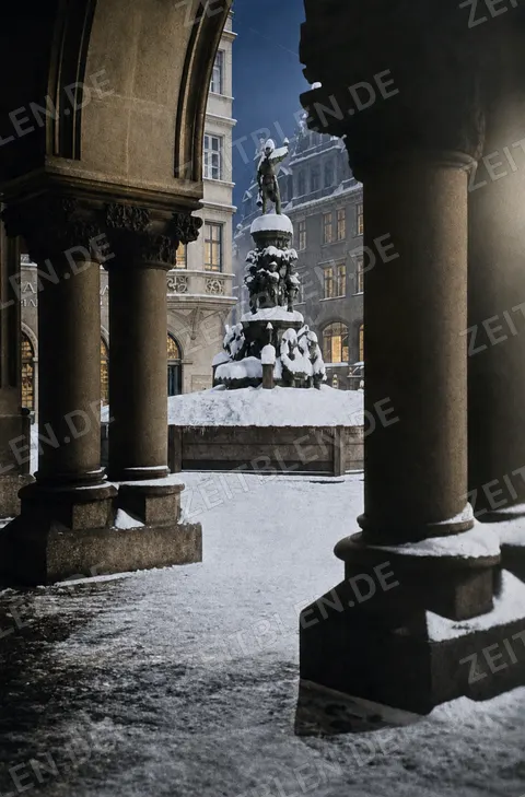 Fischbrunnen am verschneiten Marienplatz, 1937