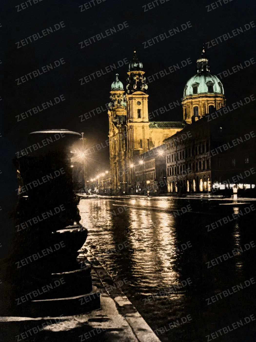 Theatinerkirche am nächtlichen Odeonsplatz, 1937