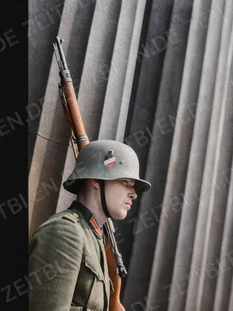 Wachsoldat an der Neuen Wache ,Berlin , 1938
